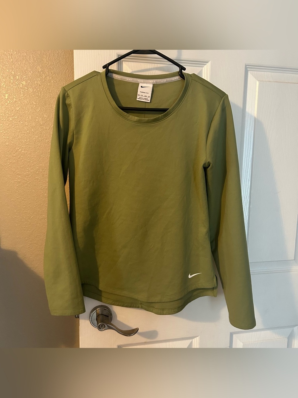 Women’s green Nike therma-fit long sleeve size xs